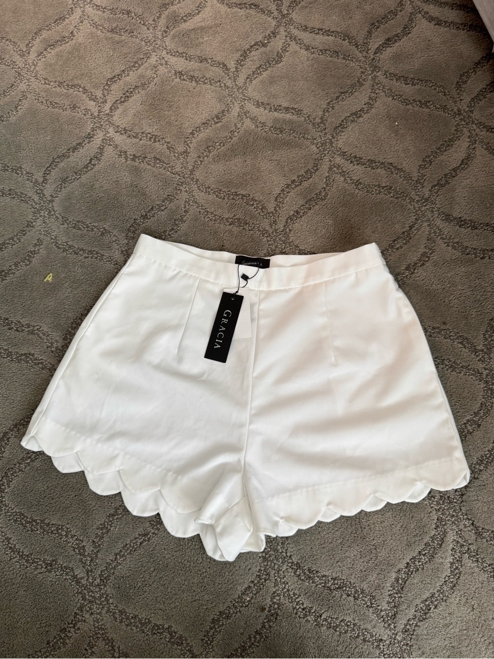 Gracia White scallop Shorts